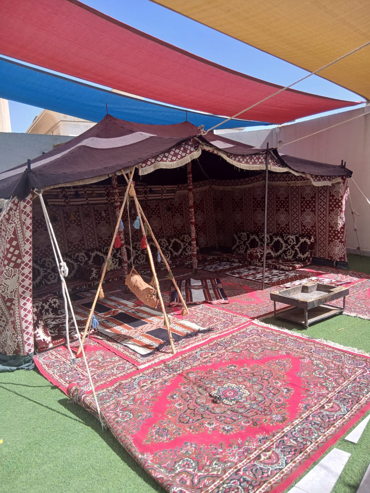 بيت شعر تراثي مع مظلات خارجية