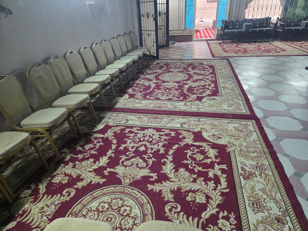 كراسي فندقية وفرش سجاد لصالة داخلية