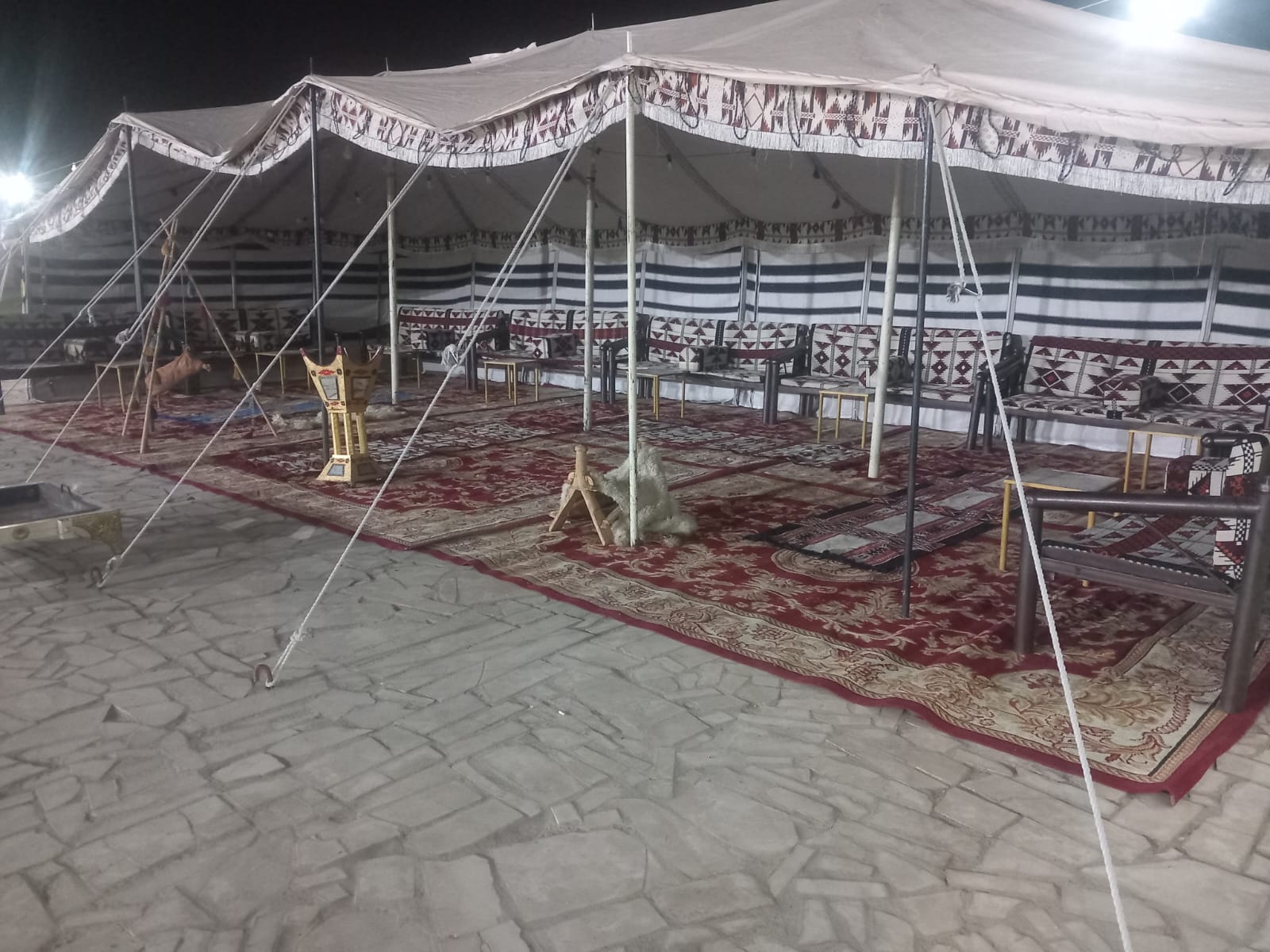 بيت شعر كبير مجهز لمناسبة ليلية