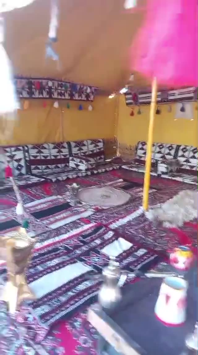 بيت شعر تراثي بفرش ملكي وزينة ملونة