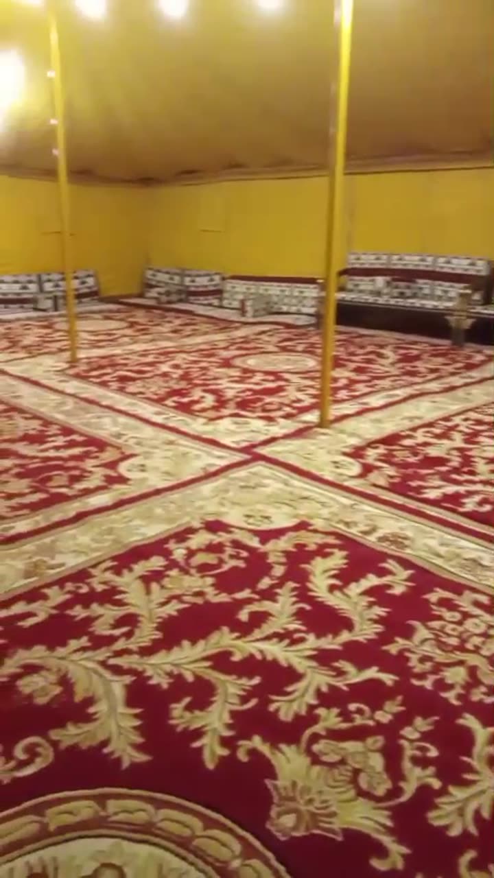 فرش صالة استقبال بسجاد أحمر ومجالس