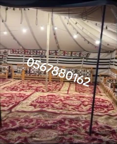 بيت شعر تراثي بفرش أحمر ومجالس سدو