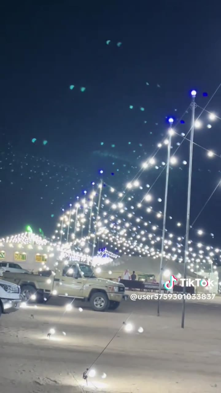 خيمة صحراوية بإضاءة معلقة لحفل ليلي